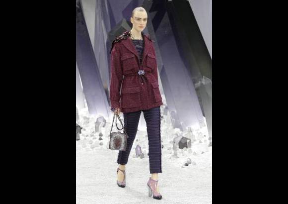 AP - El traje falda-pantal&#243;n llamado a triunfar el invierno que viene por arte de Lagerfeld podr&#225; ser de punto, color mostaza, por ejemplo, combinado con jersey de tonos morados y verdes, con alg&#250;n toque dorado y violeta.
