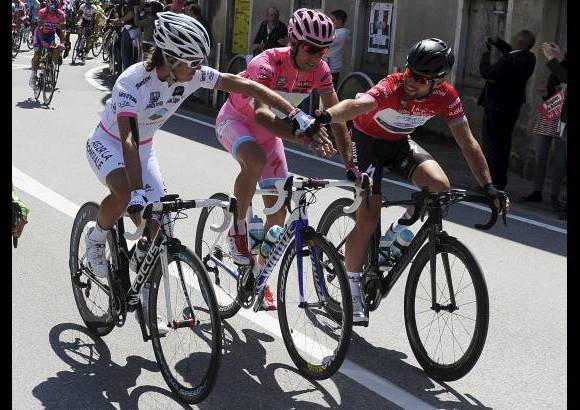 - Carlos Betancur y Mark Cavendish saludan al campe&#243;n, Vincenzo Nibali, durante la &#250;ltima etapa.
