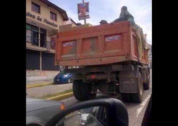 - Supuestamente en esta volqueta fueron transportadas las papeletas electorales en el estado de Barinas.