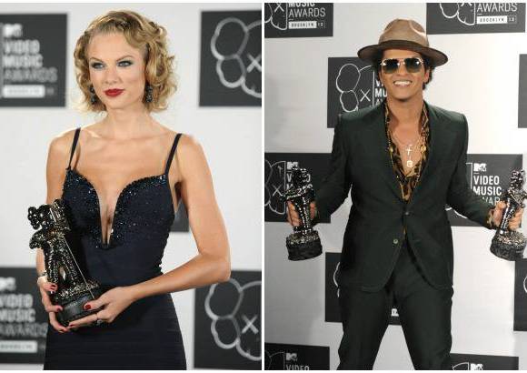 AP - Taylor Swift y Bruno Mars posan con sus premios.