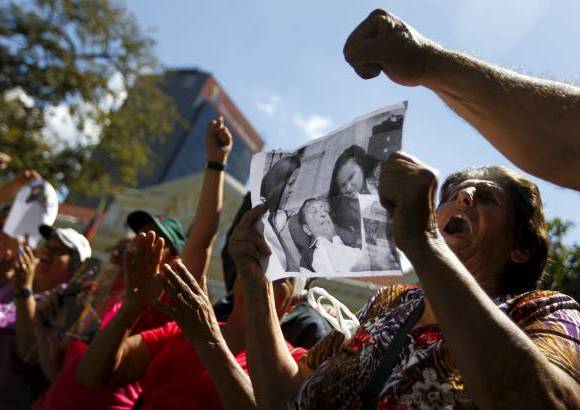 Reuters - Una vez m&#225;s el Gobierno agradeci&#243; &quot;el amor, la serenidad , la madurez y la entereza&quot; de pueblo venezolano en estos momentos.