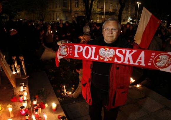 Reuters - Varsovia y el resto de ciudades polacas se ti&#241;eron a lo largo del d&#237;a del color rojo y blanco de cientos de miles de banderas nacionales.