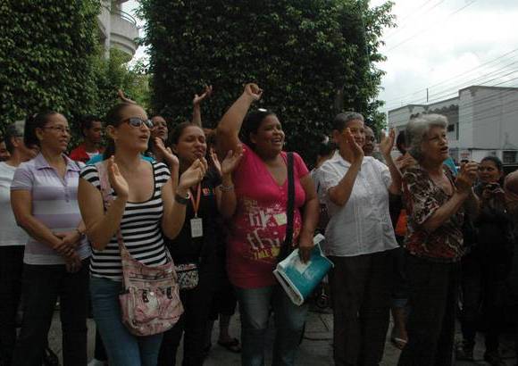 Colprensa - Muchas personas, a las afuera de la clínica en la que murió el Joe Arroyo, querían brindarle un homenaje póstumo y darle el último adiós al cantante.
