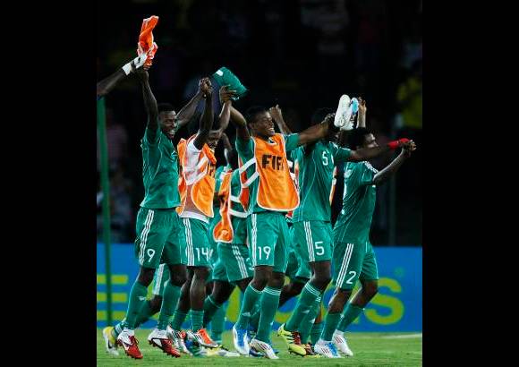 Reuters - Ni la defensa m&#225;s s&#243;lida de la Copa Mundo sub-20 pudo ante el &#237;mpetu ofensivo de Nigeria. Un gol de Edafe Egbedi puso al elenco africano en los cuartos de final y mand&#243; a Inglaterra de regreso a casa.