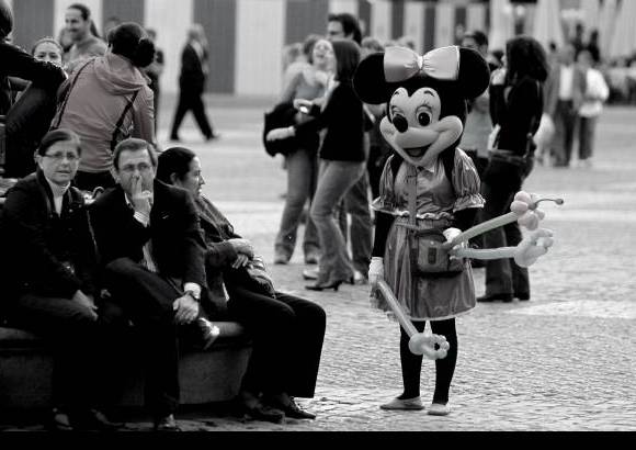 Manuel Saldarriaga - En la Plaza Mayor, Madrid, los esfuerzos de unas mujeres por ganarse la vida diariamente se enfrentan a la indiferencia de muchos.