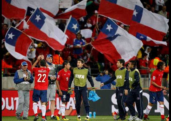 AP - Felicidad de los chilenos al alcanzar un nuevo triunfo en Sudáfrica.