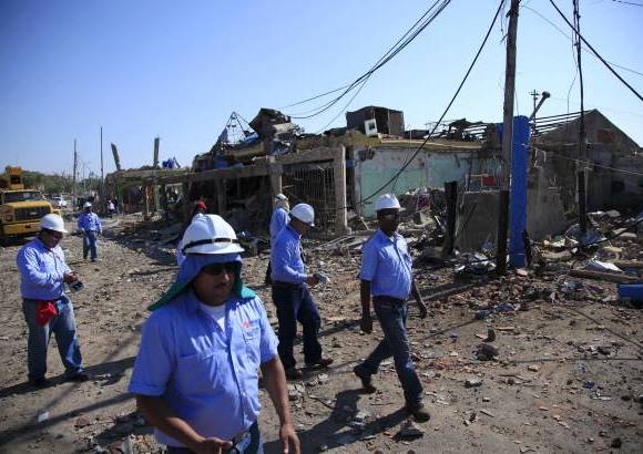 AP - Las autoridades dijeron que por lo menos unos 140 bomberos desplazados al lugar para enfrentar las llamas.