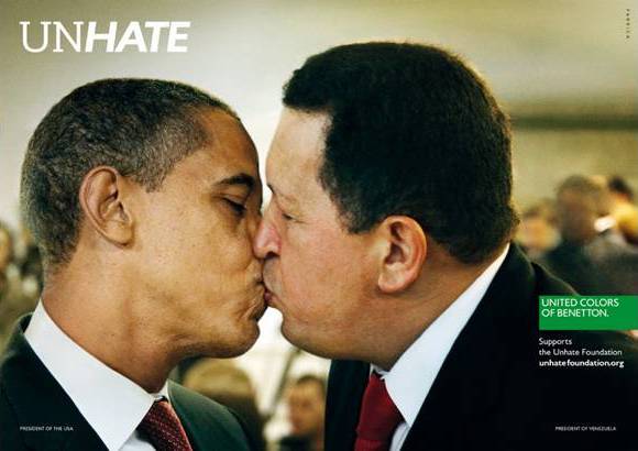 Cortes&#237;a - Obama tambi&#233;n aparece en otra valla haciendo lo mismo con el mandatario de Venezuela, Hugo Ch&#225;vez.