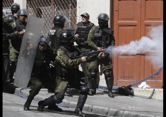 Reuters - Miles de manifestantes, sobre todo universitarios y m&#233;dicos vestidos con batas blancas, intentaron entrar a la plaza y algunos lanzaron cartuchos de dinamita contra barricadas de agentes antidisturbios.