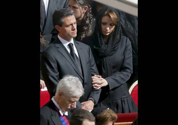 Reuters - Presidente de M&#233;xico Enrique Pe&#241;a Nieto y su esposa Ang&#233;lica Rivera