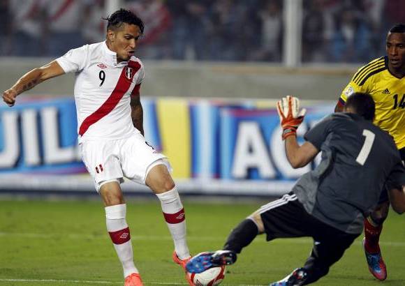 Reuters - Paolo Guerrero fue figura e hizo figura al portero colombiano, David Ospina.
