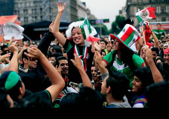 Reuters - En Ciudad de México los seguidores del Tri celebraron el triunfo de su selección.