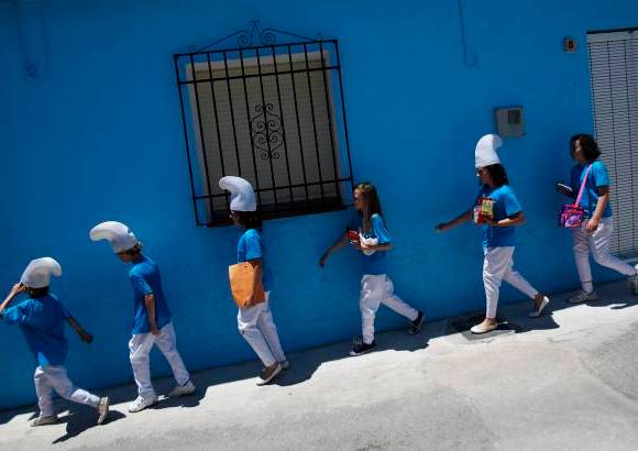 Reuters - Las casas son tradicionalmente blancas y estar&#225;n pintadas de azul hasta septiembre.