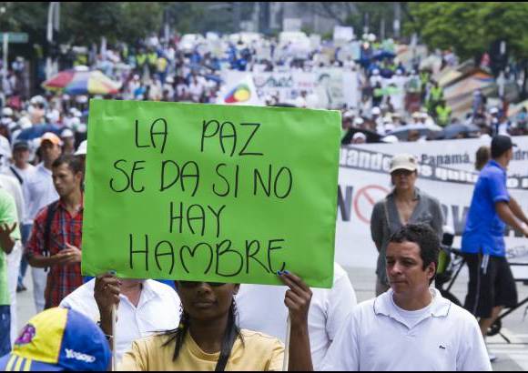 Esteban Vanegas - La mayor&#237;a de participantes en la marcha por la paz en Medell&#237;n vest&#237;a camisetas blancas.