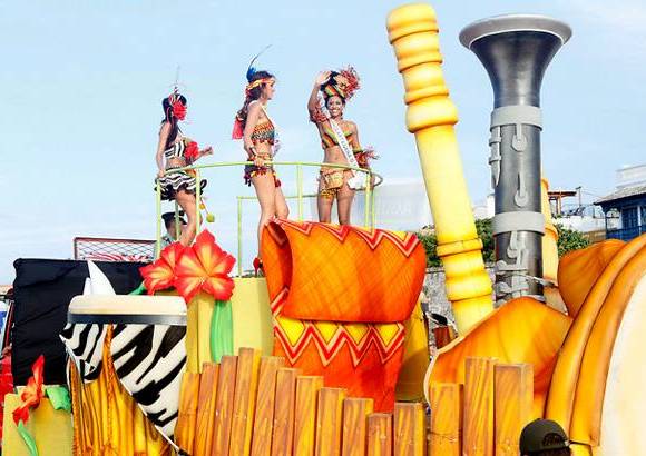 Foto Colprensa - Cartagena se convirti&#243; en un gran carnaval, con el tradicional desfile de carrozas, que dio inicio a las fiestas populares y a las actividades centrales del Concurso Nacional de Belleza. Las 25 candidatas estuvieron radiantes.
