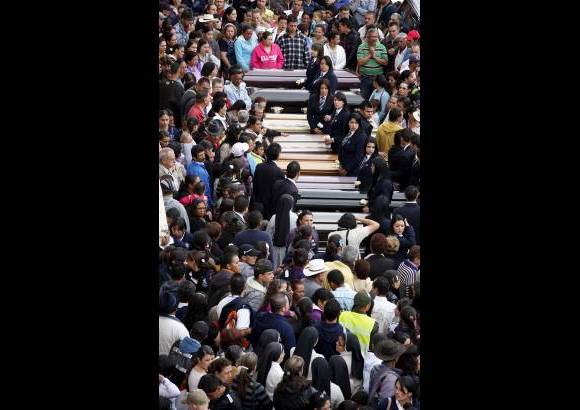 Foto Manuel Saldarriaga, enviado especial - La comunidad acompañó a las familias de las víctimas y clamó justicia.