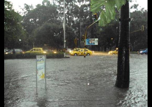 Cortesía Vanesa Rueda León - La intensa lluvia, acompañada de granizo y fuertes vientos, paralizó las principales vías de Medellín y parte del Área Metropolitana. Por fortuna, no hubo personas lesionadas.