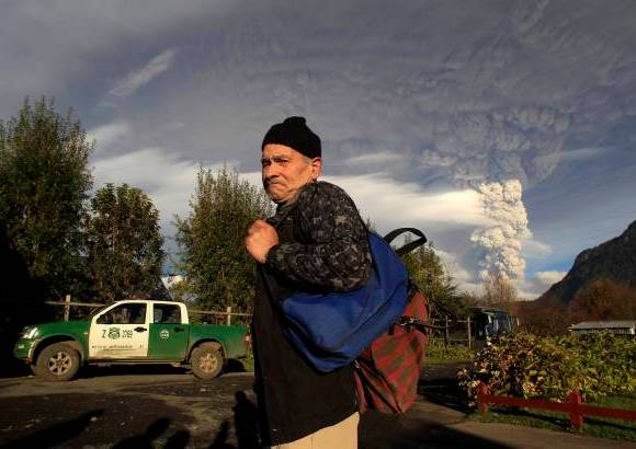 Reuters - La fumarola proveniente del volc&#225;n super&#243; los 10 kil&#243;metros de altura y los cinco kil&#243;metros de di&#225;metro.