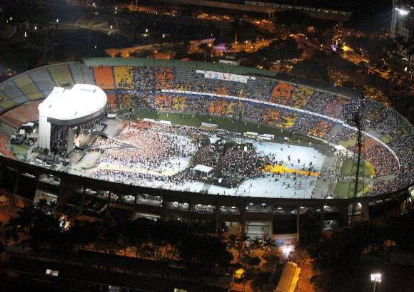 Robinson S&#225;enz - Sobrevuele junto con EL COLOMBIANO el concierto de Madonna. Las grader&#237;as se comienzan a llenar cada vez m&#225;s y a nadie le importa la lluvia, ni la espera, todos quieren ver a su artista.