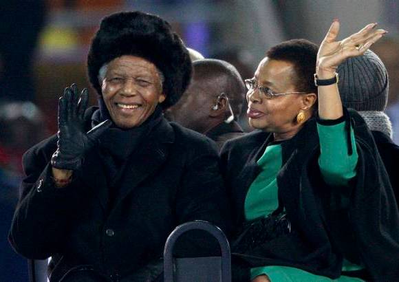 Reuters - Nelson Mandela fue, junto a la m&#250;sica y las tradiciones de Sud&#225;frica, el protagonista absoluto de la ceremonia de clausura del primer Mundial africano de la historia, a la que asistieron entusiasmados cientos de miles de sudafricanos y aficionados al f&#250;tbol.
