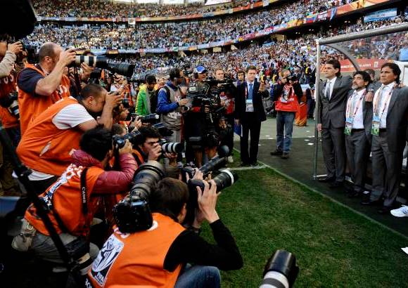 ap - Como siempre, Maradona el más aclamado por los medios de comunicación de todo el mundo.