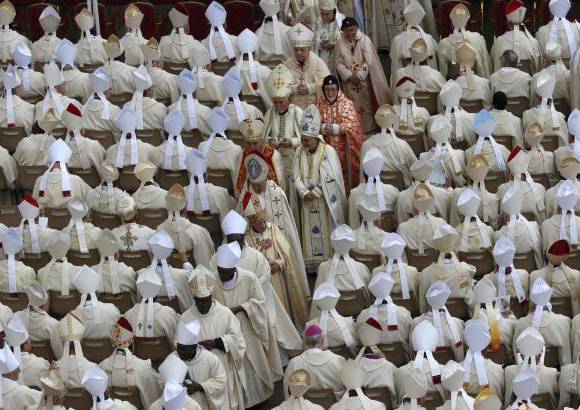 FOTO REUTERS - Cerca de 850 cardenales y obispos estaban presentes en la ceremonia en la que el Papa y 700 otros sacerdotes se encargaron de repartir la eucaristía.
