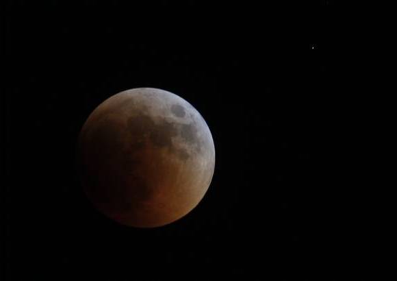 Reuters - El fen&#243;meno es conocido como un eclipse lunar profundo.