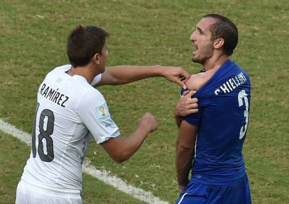 AFP - Mientras Chiellini mostraba su mordida, Ram&#237;rez intentaba taparsela.