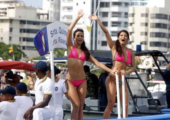 Colprensa - En este tradicional evento, las candidatas recorrieron la bahía de Cartagena, acompañadas de los cadetes de la Escuela Naval. La cita final fue en el Club Naval, donde las candidatas desfilaron en un acto de carácter benéfico para la Acción Social Naval.