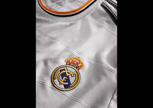 COLPRENSA - Emirates sustituye a Bwin, que en los últimos seis cursos ha sido la firma encargada de lucir su nombre en la elástica madridista.