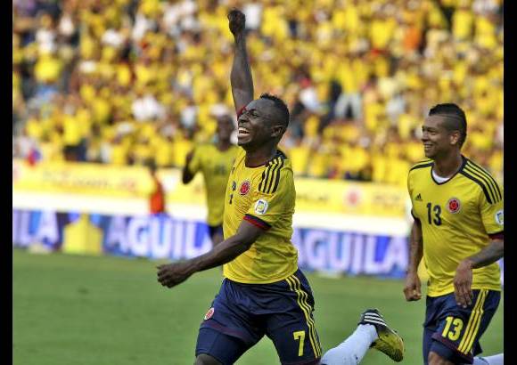 FOTO JUAN ANTONIO SÁNCHEZ - Pablo Armero fue el encargado de poner la puntilla (5-0) y abrir la fiesta en el estadio Metropolitano al adelantarse con un remate ante el portero Arias.