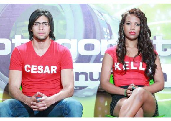 Cortes&#237;a Canal RCN - Mientras tanto, C&#233;sar de la Hoz fue amenazado nuevamente por talento. A su lado, por convivencia, se sent&#243; la cale&#241;a Kelly Echevery, una de &quot;las chicas superpoderosas&quot;, grupo conformado adem&#225;s por Sara y Diana X.