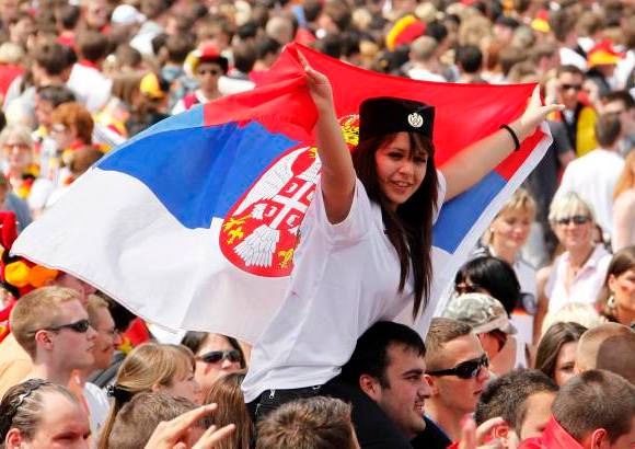 AP - Se desinfla el globo alem&#225;n. Serbia derrot&#243; el viernes 1-0 a una Alemania que jug&#243; con uno menos desde el primer tiempo y err&#243; un penal.