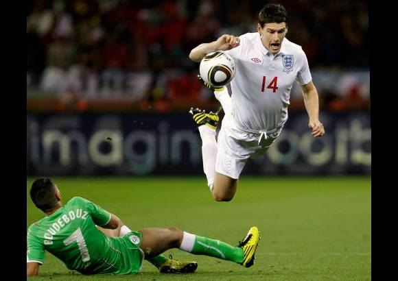AP - Inglaterra se fue abucheado por sus hinchas después de mostrar uno de sus peores desempeños en años al empatar 0-0 con Argelia.