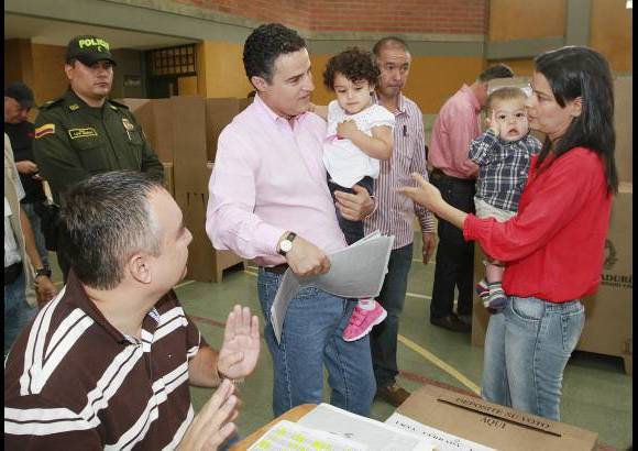 Agencias - An&#237;bal Gaviria, alcalde de Medell&#237;n, deposit&#243; su voto en la ma&#241;ana de este domingo en la Instituci&#243;n Educativa Inem.