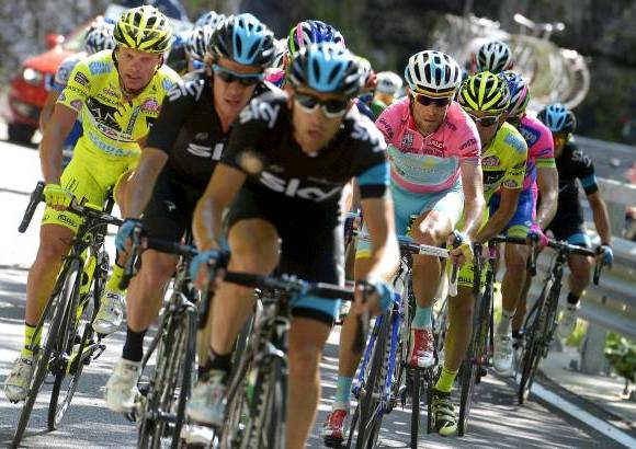 - En el grupo de favoritos el Sky marc&#243; el ritmo de subida y algunos no lo aguantaron, como Hesjedal, Sergio Luis Henao y Samuel S&#225;nchez.