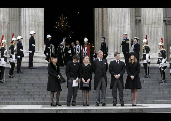 AP - Miembros de la familia de Margaret Thatcher en el funeral, de izquiera a derecha, su hija Carol Thatcher y su novio Marco Grass, Sarah Thatcher, esposa de Mark Thatcher quien le sigue y los nietos Michael y Amanda Thatcher.