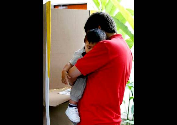 Jaime Pérez - El ejercicio de la democracia resultó muy aburrido para algunos pequeños que prefirieron dormir.