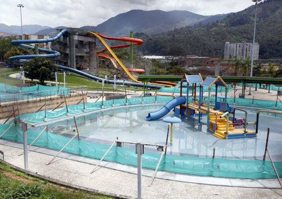 - Para ajustarse a la Ley de Piscinas el parque acu&#225;tico Ditaires fue cerrado para someterlo a obras de adecuaci&#243;n.