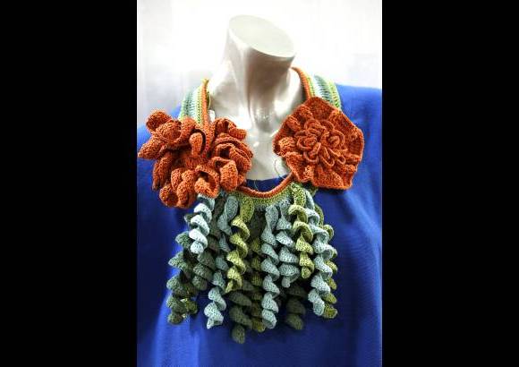 - La moda, las tendencias, el estilo de vanguardia, son interpretados por los artesanos colombianos al producir accesorios como este collar tejido.