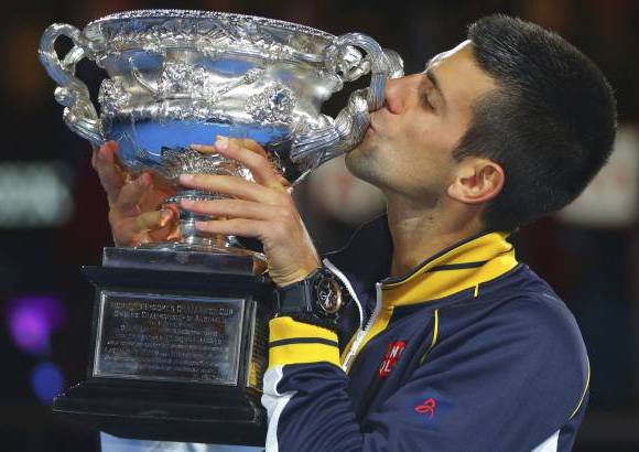 ap - El serbio Novak Djokovic lució de nuevo como una aplanadora se apoderó por tercera vez seguida del título del Abierto de Australia, al imponerse el domingo 6-7 (2), 7-6 (3), 6-3, 6-2 al británico Andy Murray.