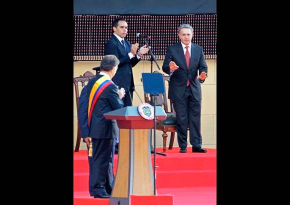 Reuters - Juan Manuel Santos le rindi&#243; un tributo al ex presidente &#193;lvaro Uribe V&#233;lez.