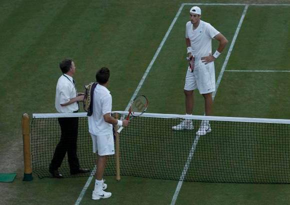 Reuters - Poco despu&#233;s de las 9 de la noche, Mahut e Isner se acercaron a la red para preguntarle a un oficial del torneo si deb&#237;an seguir jugando.