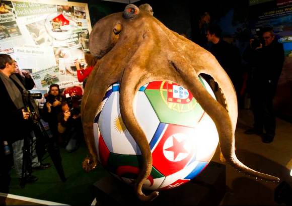 Reuters - El monumento fue financiado por los trabajadores de su antiguo hogar, el acuario Sea Life, y representa a un pulpo abrazando una pelota de f&#250;tbol.