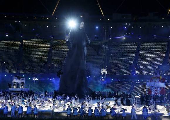 Reuters - Unos 60.000 espectadores abarrotaron el moderno estadio Ol&#237;mpico, construido en lo que fue un &#225;rea deprimida del este de la ciudad, y m&#225;s de 1.000 millones de personas sintonizaron en todo el mundo una fiesta de tres horas de duraci&#243;n.