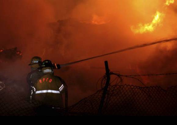 Manuel Saldarriaga - El incendio se presentó en la madrugada de este miércoles en el barrio Primavera del Municipio de Envigado. La conflagración comenzó en un deposito de maderas y las llamas alcanzaron cerca de 30 metros.