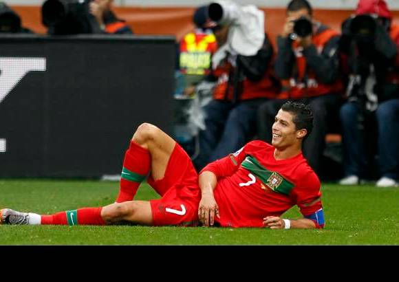 AP - Corría el minuto 87 de un partido roto ante el colapso norcoreano, Liedson robó a 10 metros del aérea un balón que le llegó a Ronaldo, que intentó sin éxito regatear al portero; pero la bola apareció de la nada y tras botar dos veces en su espalda y cabeza cayó junto a su pie derecho, que la encaminó a la red.