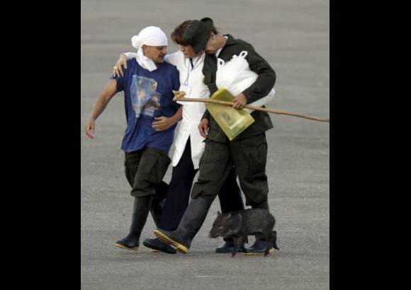 Raúl Palacios, enviado especial Colprensa - José Libardo y Carlos Duarte se mostraron emocionados. El saíno fue uno de los animales que los uniformados trajeron de la selva.