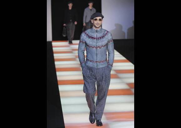 AP - Armani mezcla las texturas, en trajes de línea casual, donde el gris se convierte en el color básico para combinar con vinotintos y azules.