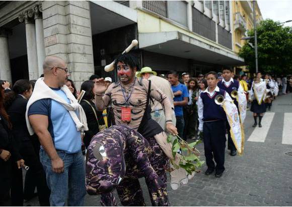 AFP - Con su cara pintada de colores, los payasos latinoamericanos participaron en una caminata por el Centro Hist&#243;rico de la capital.